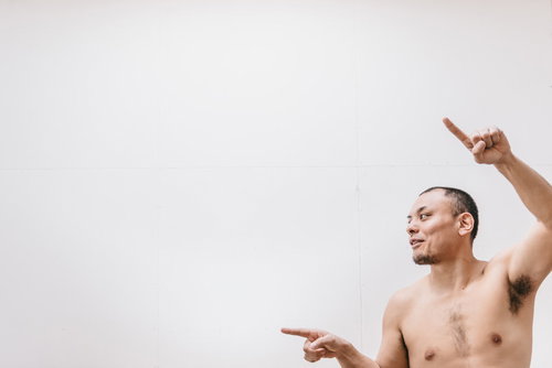 男性が指をさして商品やサービスを紹介する