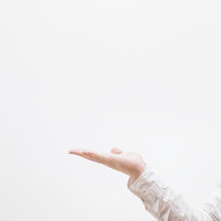 こちらですと案内する男性の手のジェスチャーの写真