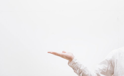 こちらですと案内する男性の手のジェスチャー