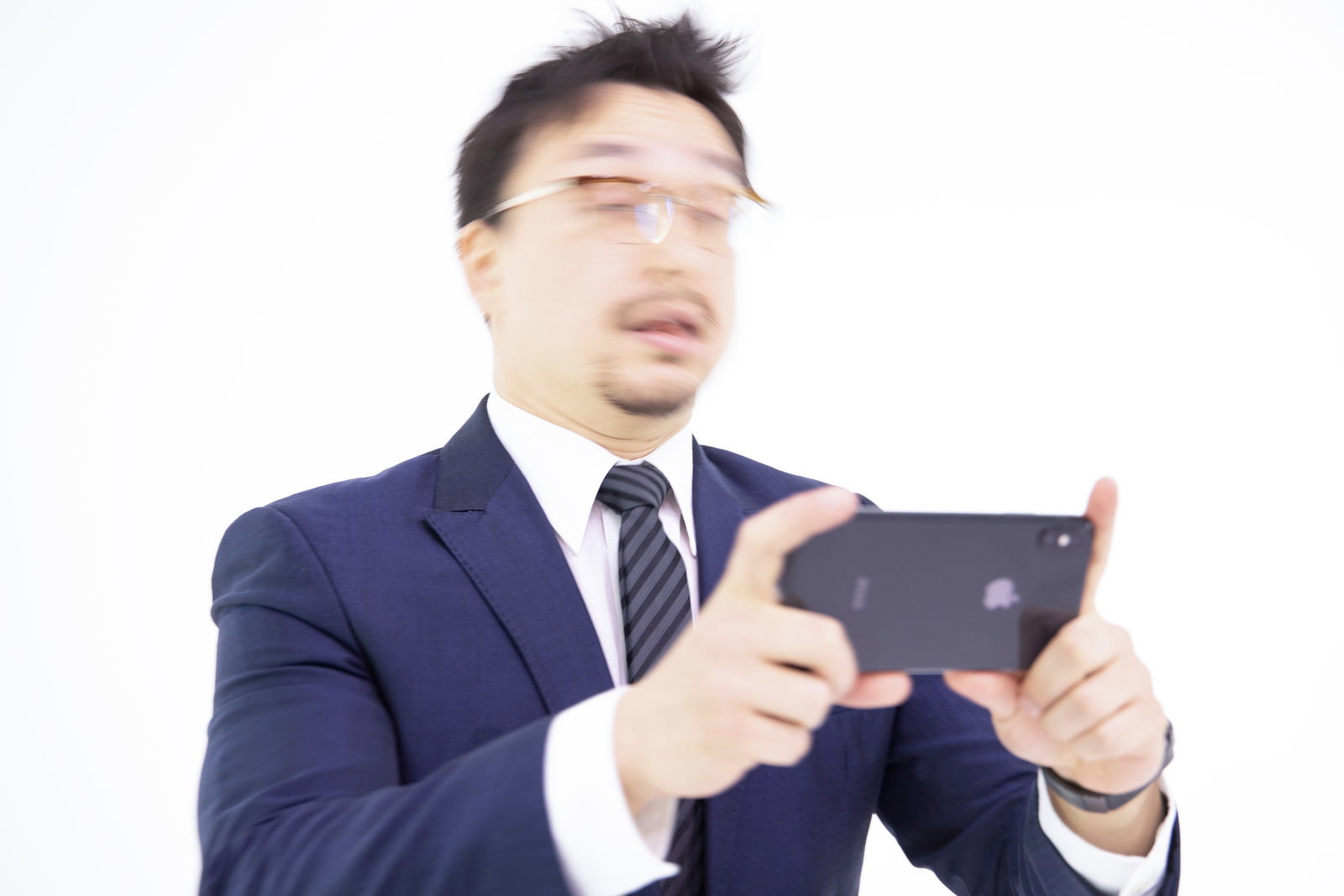 スマートフォンのゲームでミスして脳天直撃を受け頭を抱える男性［モデル：Max_Ezaki］