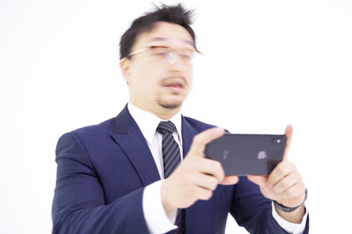 スマートフォンのゲームでミスして脳天直撃を受ける男性