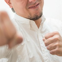 白いシャツを着てパンチをする男性のアクションの写真