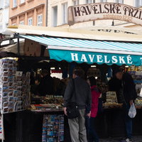 プラハの街角で民芸品を探す観光客たちの写真