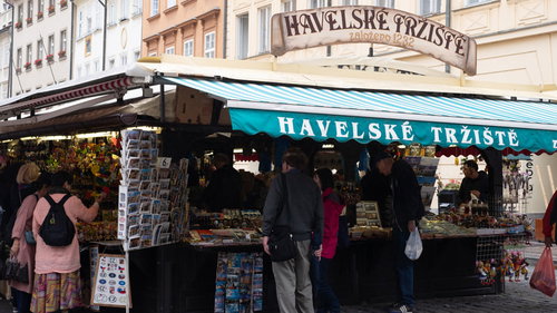 プラハの街角で民芸品を探す観光客たち