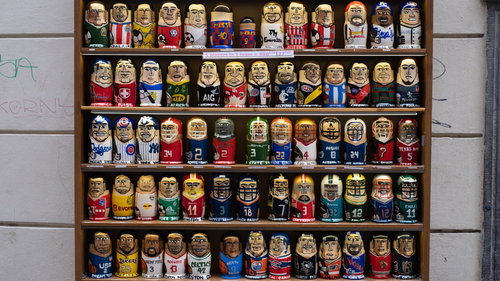 路上で売られるマトリョーシカ（プラハ、チェコ共和国）