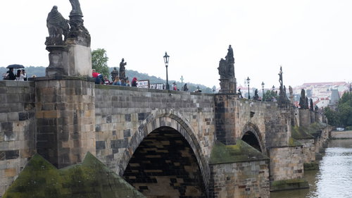 チェコ共和国プラハのカレル橋と30体以上の聖人像