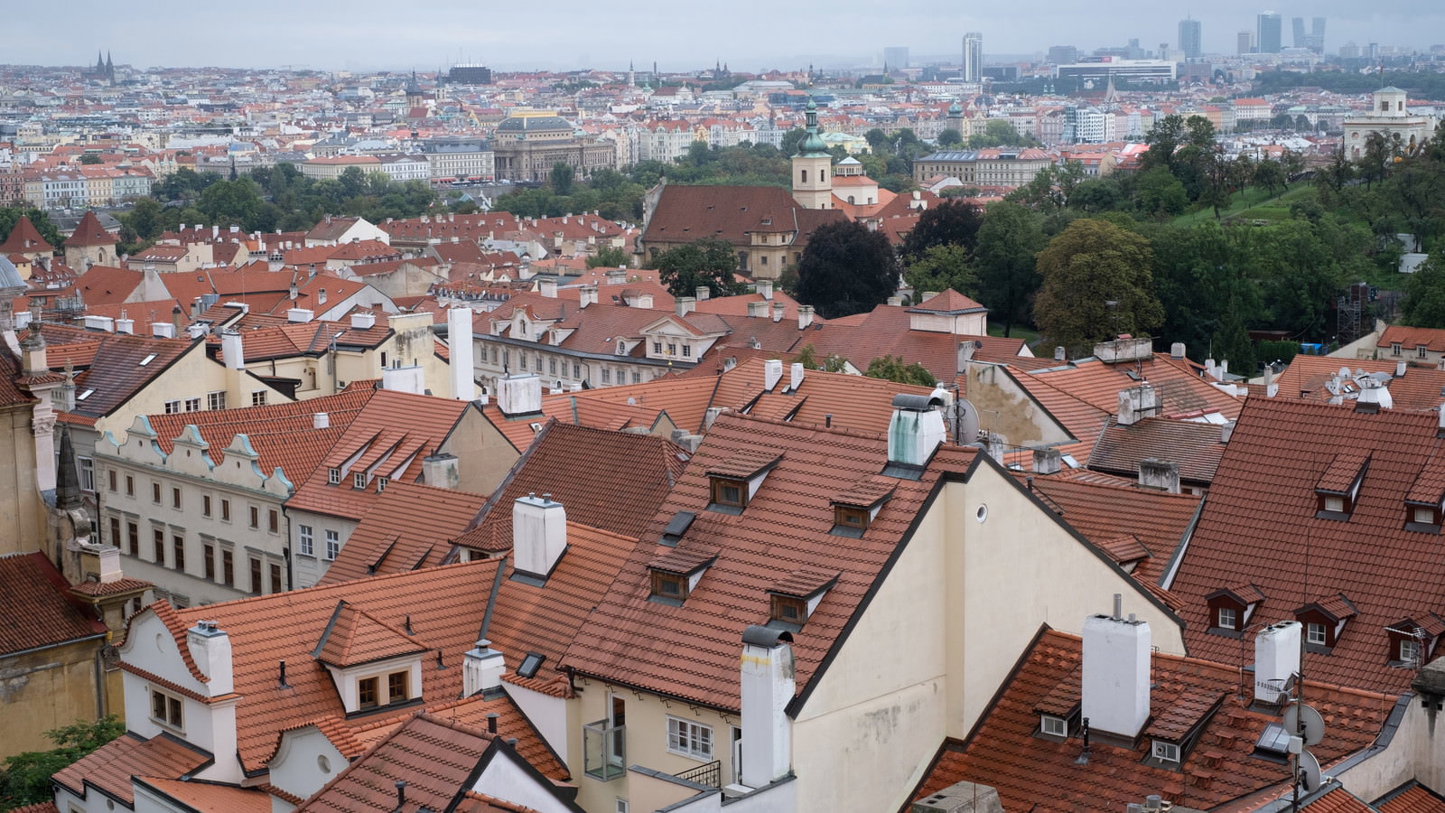 チェコのプラハの赤茶色の瓦屋根が密集した街並み