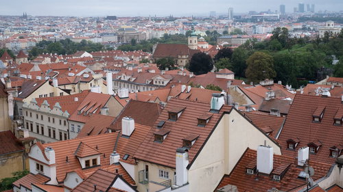 赤茶色に統一されたプラハの屋根と煙突の街並み