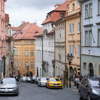 プラハの歴史的建築と石畳の通り、中世ヨーロッパの街並みの写真