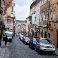 チェコ共和国プラハの石畳の車道と歴史的建物の街並みの写真