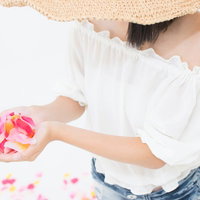 両手からこぼれるピンクの花びら、感謝と愛情を表現の写真