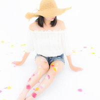 夏の光に輝く、麦わら帽子の女性ポートレートの写真