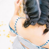三つ編みの髪と麦わら帽子をかぶったタンキニ女子の写真