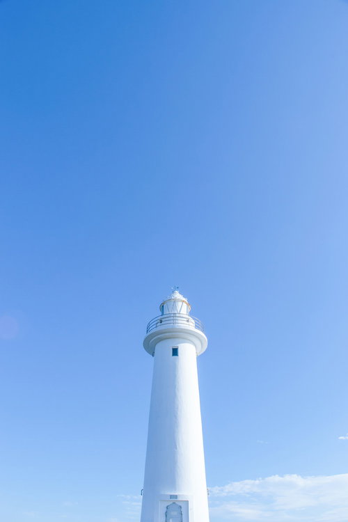 晴れた日の青空に白く映える灯台
