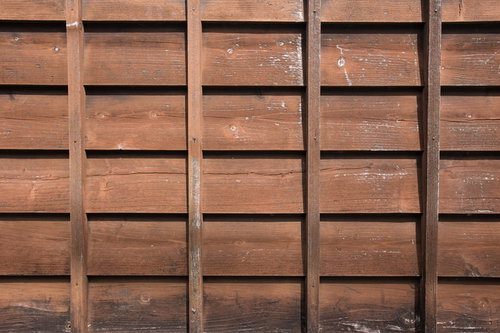 規則正しく並んだ木造の板壁の木材テクスチャー