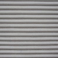 閉店後のグレーの金属製シャッターの店舗外観の写真