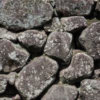 ごつごつ石垣のテクスチャ 凹凸のある積み石の表面の写真