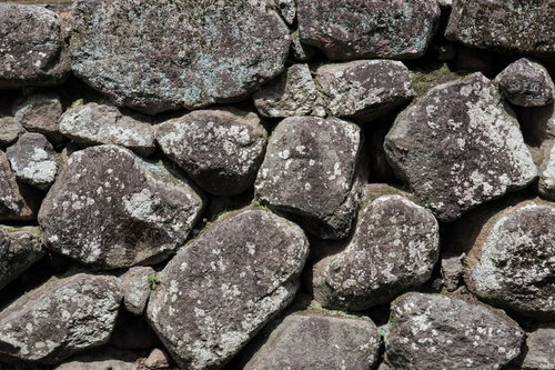 ごつごつ石垣のテクスチャ 凹凸のある積み石の表面