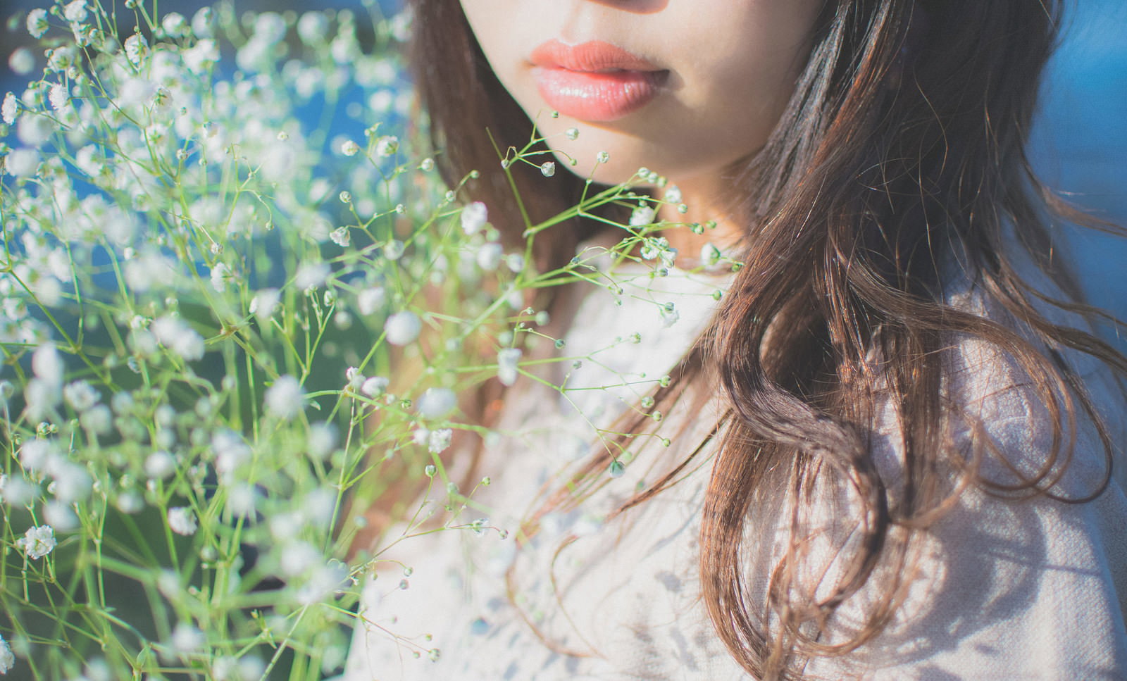 カスミソウの花束を持つ女性・俯瞰
