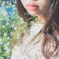 カスミソウを抱える女性・春の別れの写真