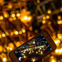 ライトアップをスマートフォンで撮影する手元の写真