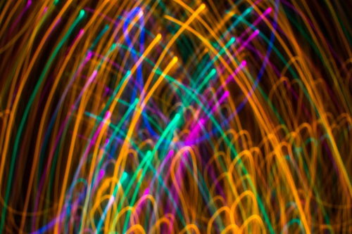 光跡で溢れるカラフルな光の軌跡 ボケとライトアップの抽象アート