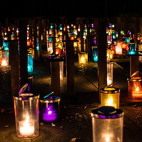 暗闇に灯るろうそくと灯ろうのキャンドルナイトの写真