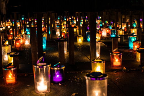 暗闇に灯るろうそくと灯ろうのキャンドルナイト