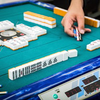 ツモ、大三元！（役満）闘牌の麻雀卓での勝利の瞬間の写真