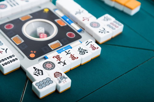 麻雀：ターコイズのテーブルでのリーチの攻防戦の写真