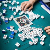 麻雀の対局中に牌をチェックするプレイヤーの手元の写真