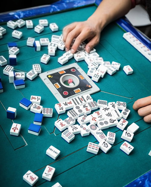 麻雀の対局中に牌をチェックするプレイヤーの手元