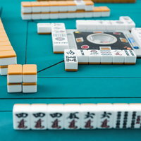 負けられない対局がそこにある、麻雀卓での手配と捨て牌の写真