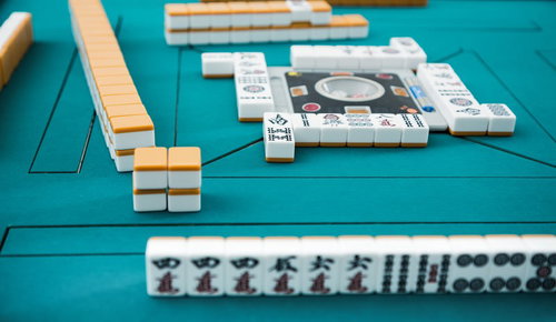 負けられない対局がそこにある、麻雀卓での手配と捨て牌