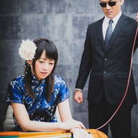 麻雀対決中に輸血を行う女性の写真