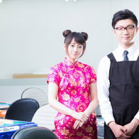 闘牌の雀荘でチャイナ服姿の女性店員と男性スタッフの写真