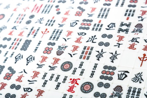 清掃済みの麻雀牌を並べた闘牌ボード、数牌と字牌の集合