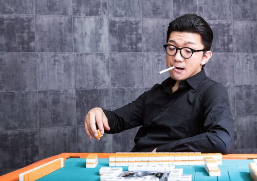 麻雀マナー：麻雀卓でくわえタバコをする男性