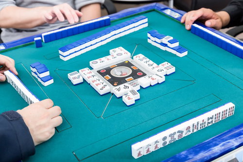 室内で楽しむ日常的な麻雀対局の