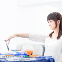 リーチせずにはいられない麻雀卓での女性プレイヤーの写真