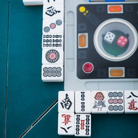 闘牌で捨て牌を切る雀卓の俯瞰図、麻雀ゲームの卓全体を上から撮影の写真