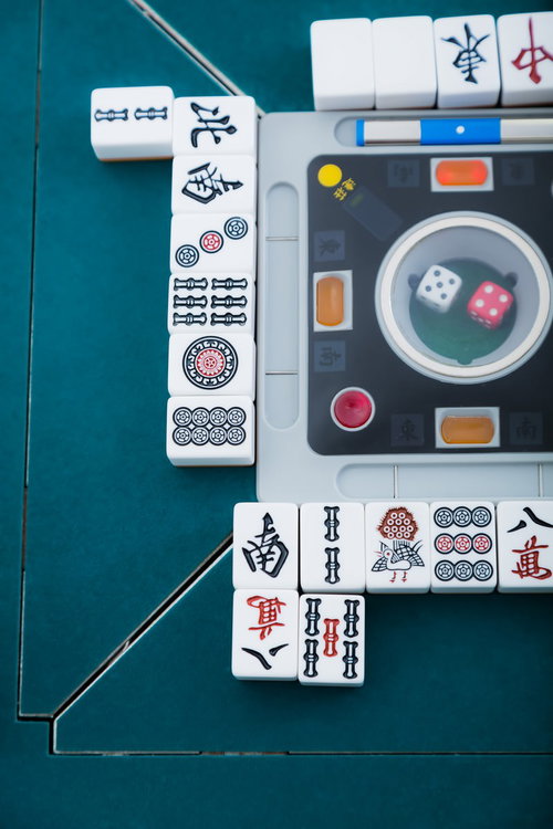 闘牌で捨て牌を切る雀卓の俯瞰図、麻雀ゲームの卓全体を上から撮影