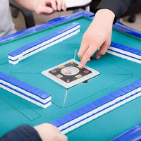 ピッ！カラカラカラカラッ...ピタッ　麻雀卓で親決めのサイコロを振る手元の写真