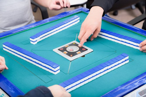 ピッ！カラカラカラカラッ...ピタッ　麻雀卓で親決めのサイコロを振る手元