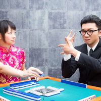 対面に謎の合図を送る男性を見逃さない女流雀士の真剣な表情の写真