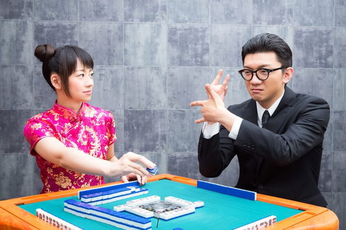 対面に謎の合図を送る男性を見逃さない女流雀士の真剣な表情