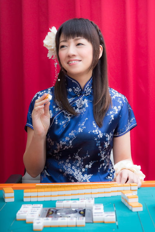 カンチャンをツモり、白い花飾りをつけた笑顔の女流雀士