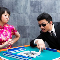 やたら威嚇してくる系の上家とマージャンで対局する緊迫した半荘の写真