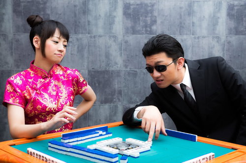 やたら威嚇してくる系の上家とマージャンで対局する緊迫した半荘