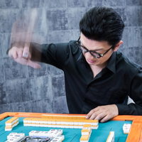 マナー違反事例「強打」牌を叩きつける男性の行為の写真